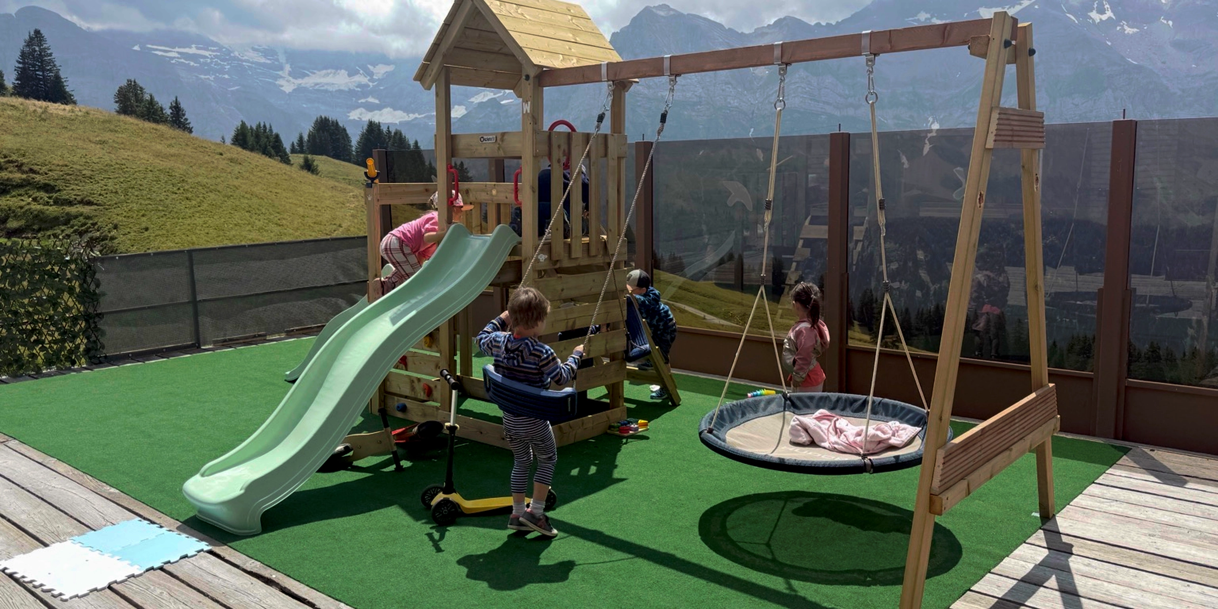 L'aire de jeux du Chaudron, face aux montagnes