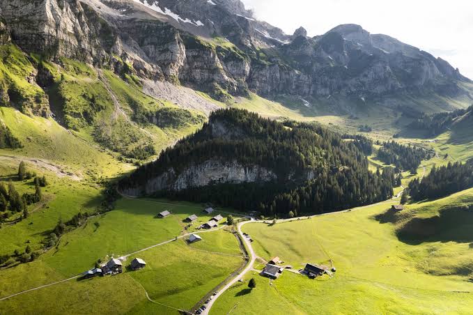 De crête en vallée : la grande descente des Dents Blanches — VTT Les Crosets, Chalet Montriond