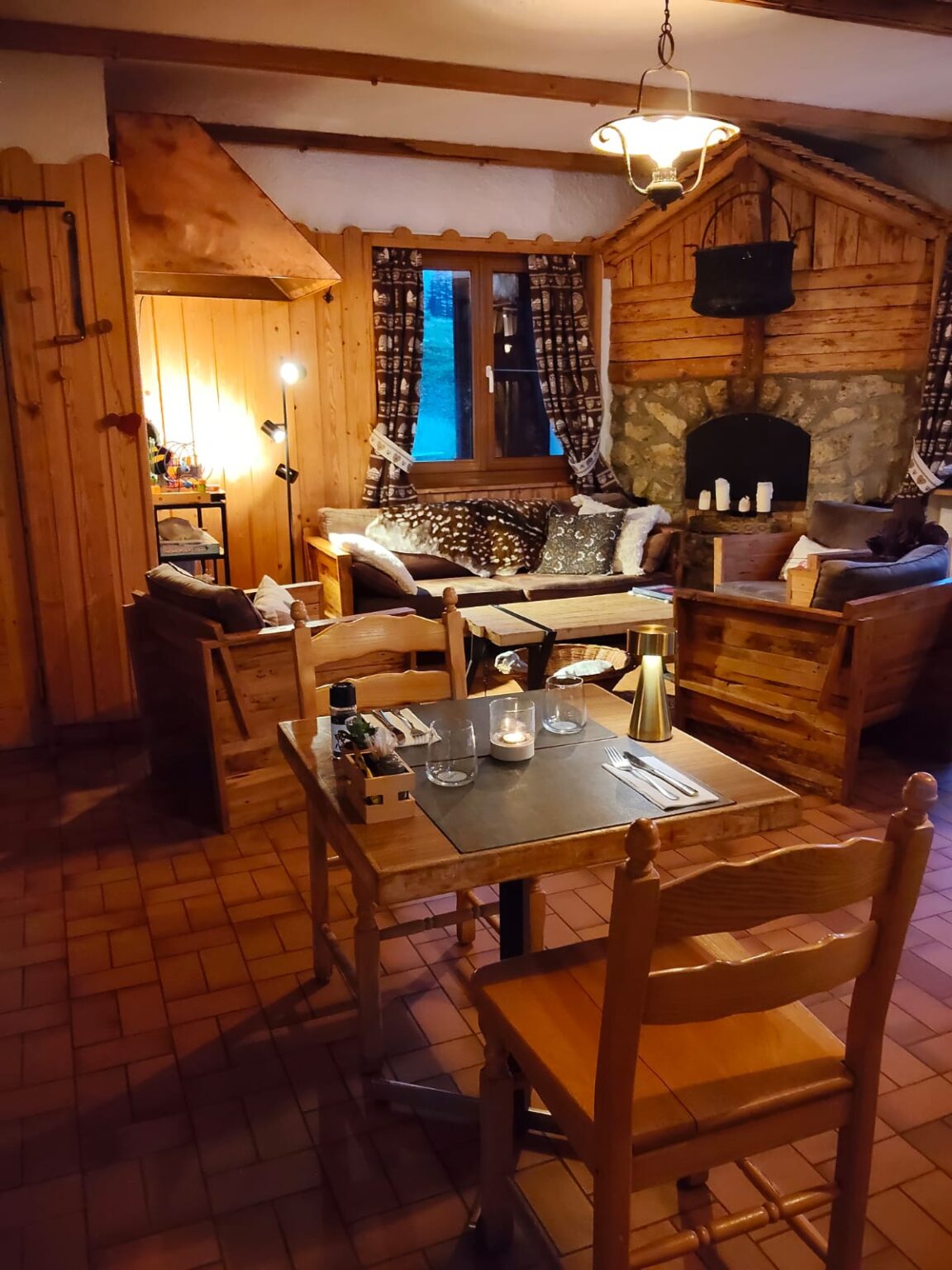 Le coin lounge et ses canapés