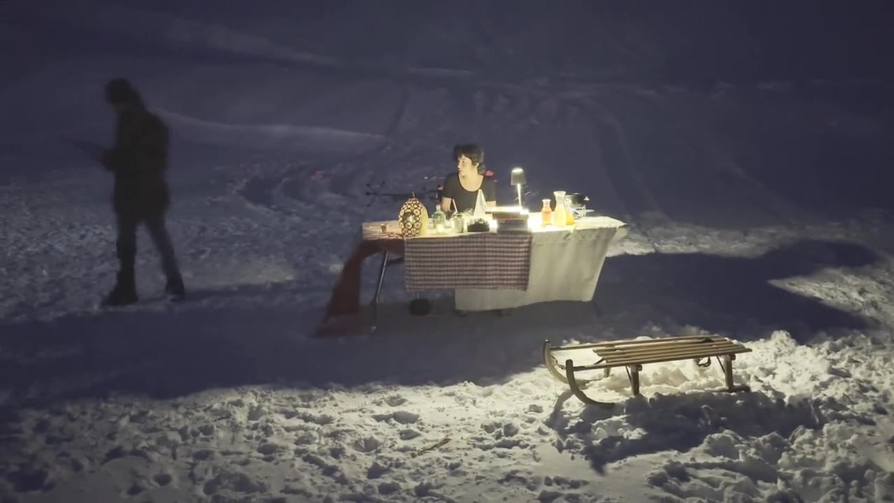 Apéro sur la neige à la nuit tombée