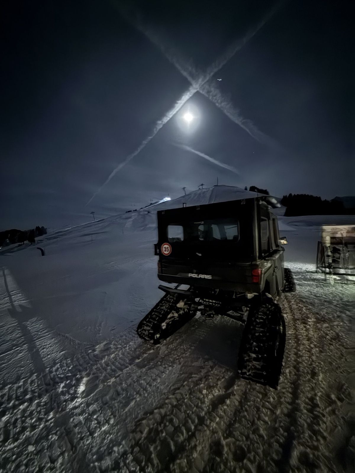 Le Polaris sous la pleine lune